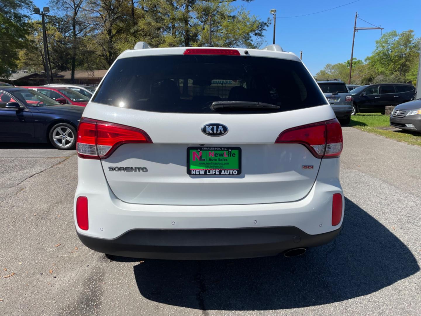 2015 WHITE KIA SORENTO LX (5XYKTCA63FG) with an 2.4L engine, Automatic transmission, located at 5103 Dorchester Rd., Charleston, SC, 29418-5607, (843) 767-1122, 36.245171, -115.228050 - Photo#5